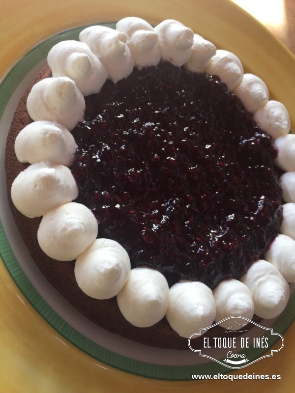 Colocamos uno de los bizchocos, encima nata por el exterior y en el centro la mermelada. Usad la boquilla que más os guste.