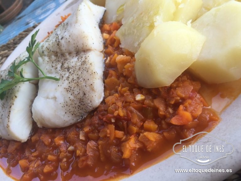 Si no tenéis vaporera coceréis las patatas (10-12 minutos) y la merluza aparte (5-10 minutos dependiendo del grosor del lomo o rodaja).