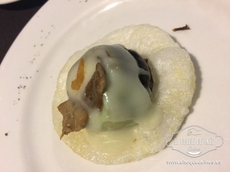 Nuestra siguiente parada fue el Restaurante Marbin con su " flor de temporada", sobre un pan de gambas estaba una alcachofa frita y en su interior un huevo de codorniz, cubierto por salsa pil pil, un trocito de boletus ediles y un ajo frito.