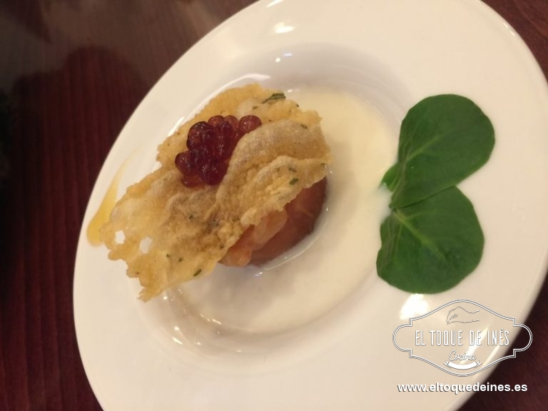 Ya iban quedando poco, solo la cafetería Nobakcafé que su pincho era un Tartar de tomate y dátiles con crujiente de gambas , ajo blanco y caviar de novicio (un vino asturiano).