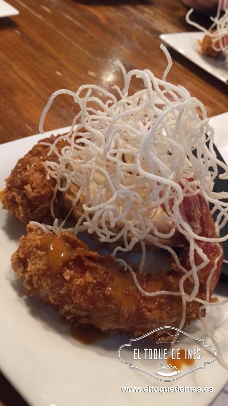 7º pincho, Cervecería Zarzamora, con "Pinxomont" dos gambones rebozados en cereales,  sobre una canastilla de pasta brisa con salsa americana y alioli....todo ello adornado con fideos de arroz.