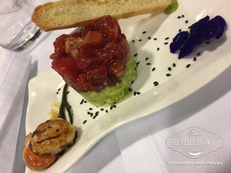 El siguiente en probar fue el de la Sidrería Chigrín, un tremendo tartar de atún rojo con aguacate y una zamburiña a la plancha denominado "La mar a cuestas".