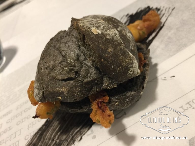 5º pincho, Restaurante Blanco, con " Calamar d.o.", sobre un papel con tinta de calamar colocaron un bollito de pan negro (hecho por ellos con la tinta del calamar) relleno de una mahonesa de rábano, toques cítricos y calamar en tempura.