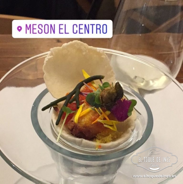3º pincho, Mesón El Centro, denominado "Bocado al centro", en un pan airbag (hecho por María, la chef) se encontraba un mejillón en tempura, alioli de ajo negro, alcaparra frita, alga sodium, granizado de yuzú y de pez volador.