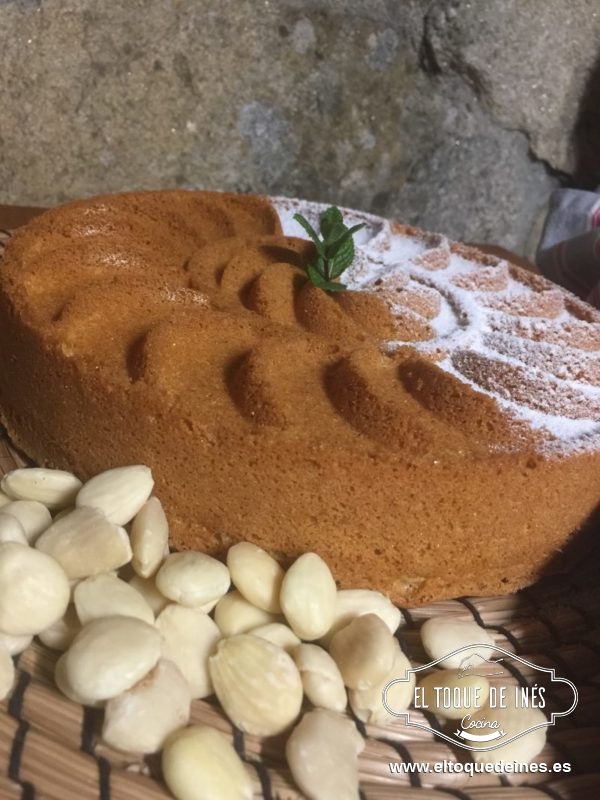 Sacar del horno, dejar enfriar 10 minutos y desmoldar.
