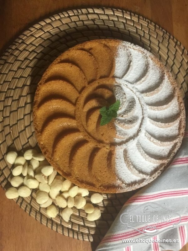 Podéis decorar con azúcar glas o glaseado de chocolate.