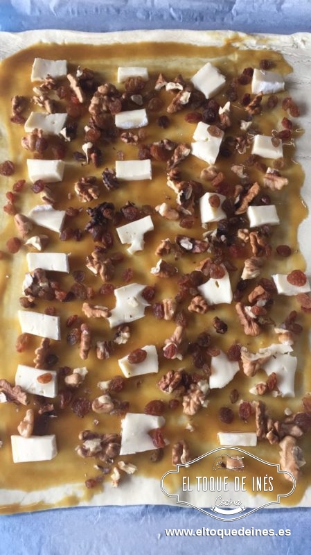 Repartimos por encima la mezcla de mostaza y miel, repartimos el queso brie por encima, en trocitos, sin piel.