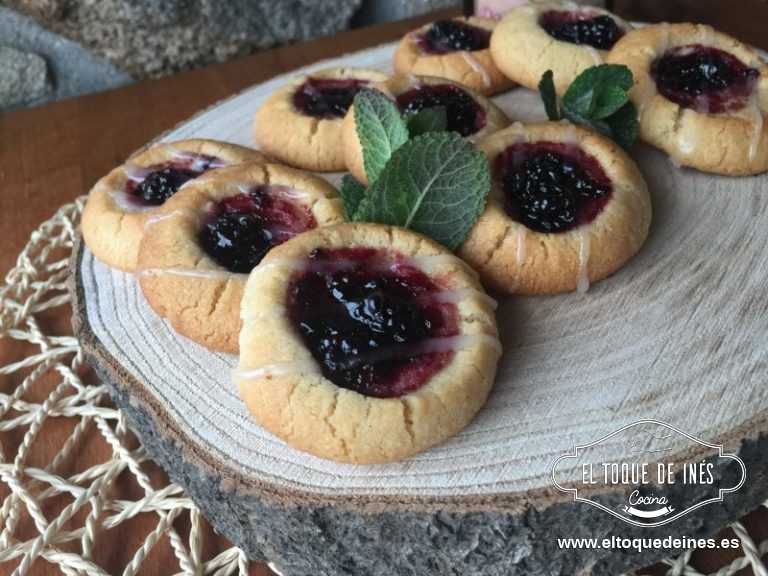 Decoramos las galletas como más nos guste.