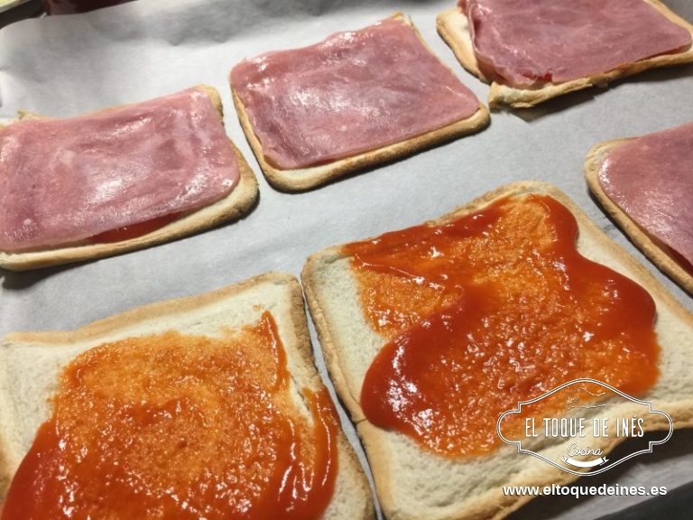 Por encima colocamos una loncha de jamón de York.