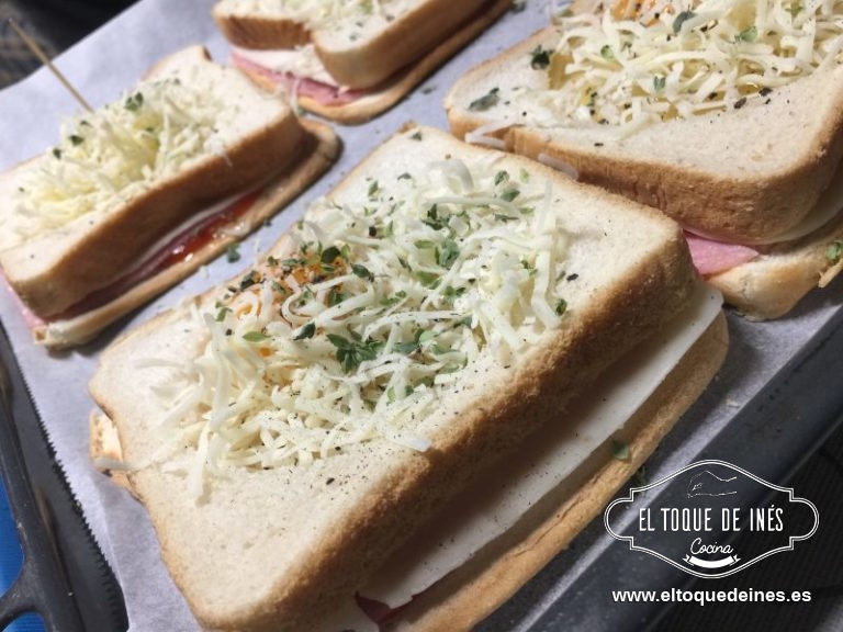 Espolvoreamos un poco de queso rallado, orégano,sal y pimienta.
