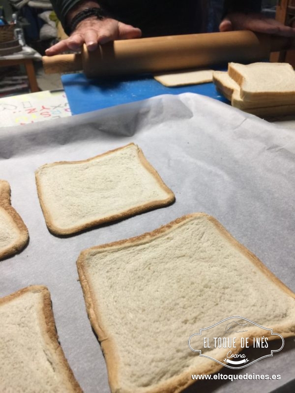 Con un rodillo aplastamos 4 de las rebanadas de pan de molde.