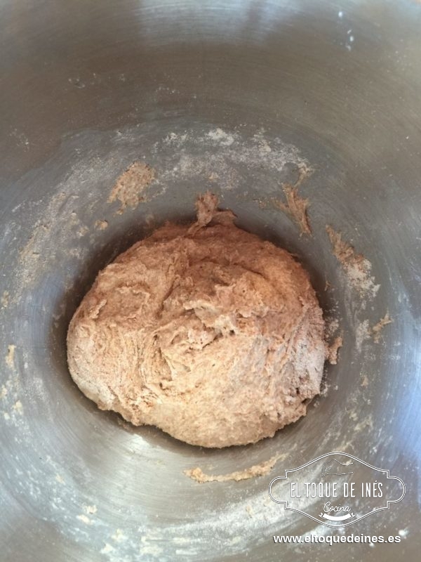 La cantidad de agua puede depender de la marca de harina, a veces precisa un poquitín más, eso ya lo vais viendo vosotros .