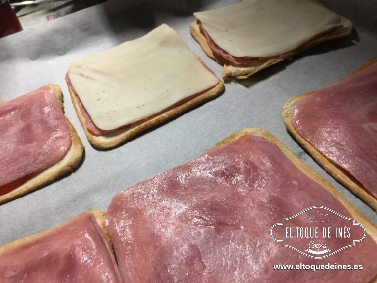 Sobre este colocamos una loncha de queso.