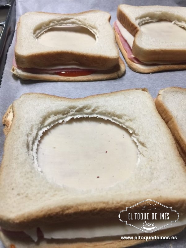A cada una de las otras 4 rebanadas le hacemos un agujero con ayuda de un vaso y colocamos a modo de tapa.
