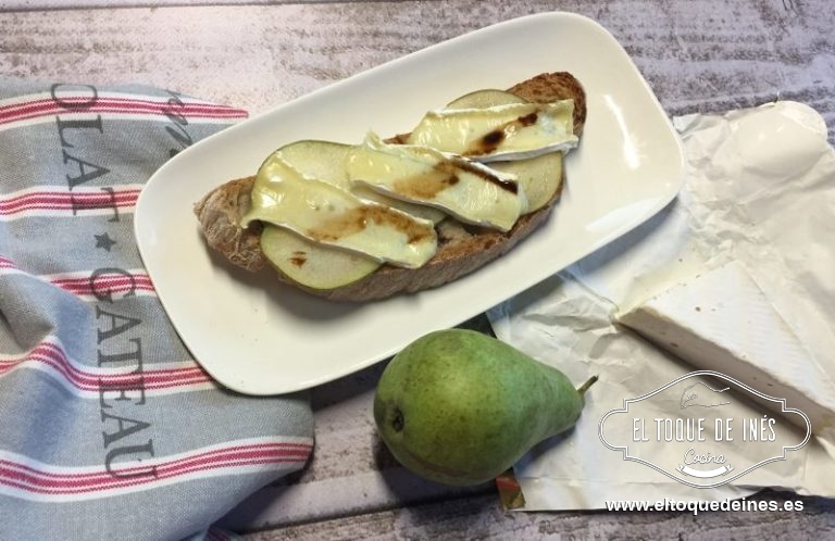 Tosta de pera y queso brie