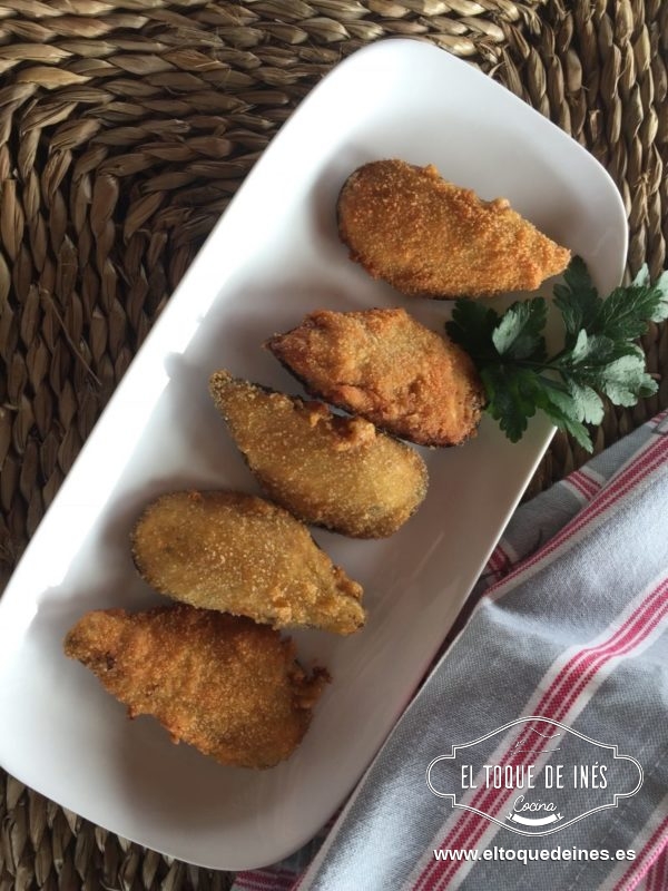 Cuando hayamos terminado los freímos en aceite caliente y ponemos sobre papel de cocina para retirar el exceso de grasa.
