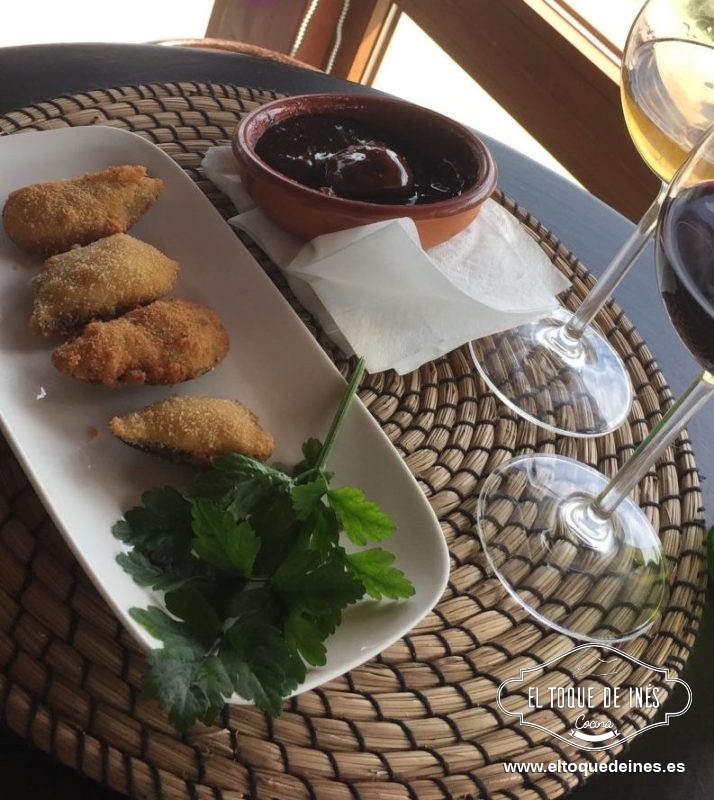 Freímos en aceite bien caliente, dejamos que escurra en exceso de aceite sobre papel de cocina y ya solo queda disfrutarlos.