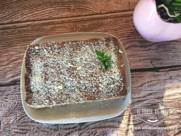 Decorar en el momento de servir con el chocolate rallado blanco para que haga algo de contraste.