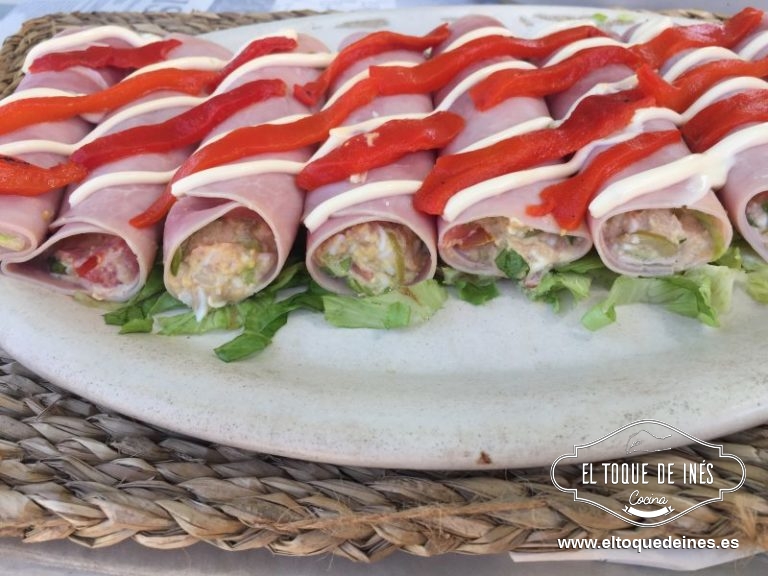 Decoramos con unos toques de mayonesa y tiras de pimiento rojo asado.