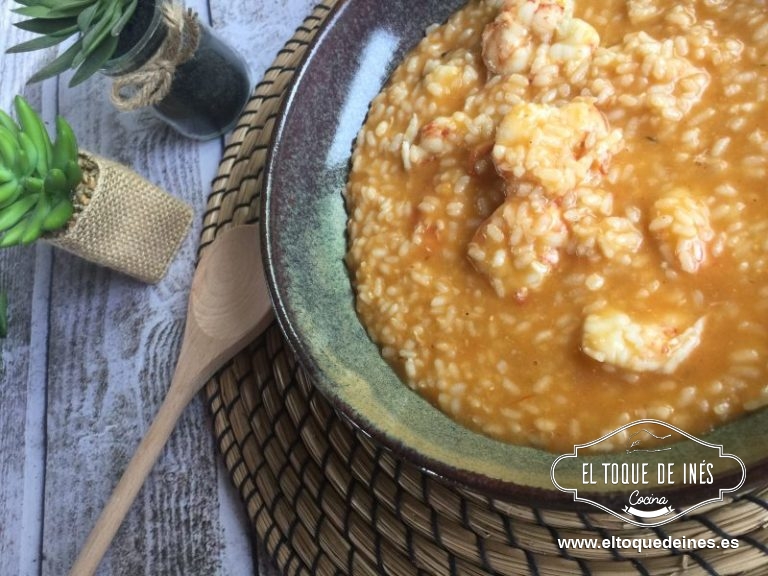 Se finaliza incorporando los langostinos y cocinando 4- 5 minutos que con ese tiempo es más que suficiente para que se termine de hacer el arroz y se cocine el marisco.