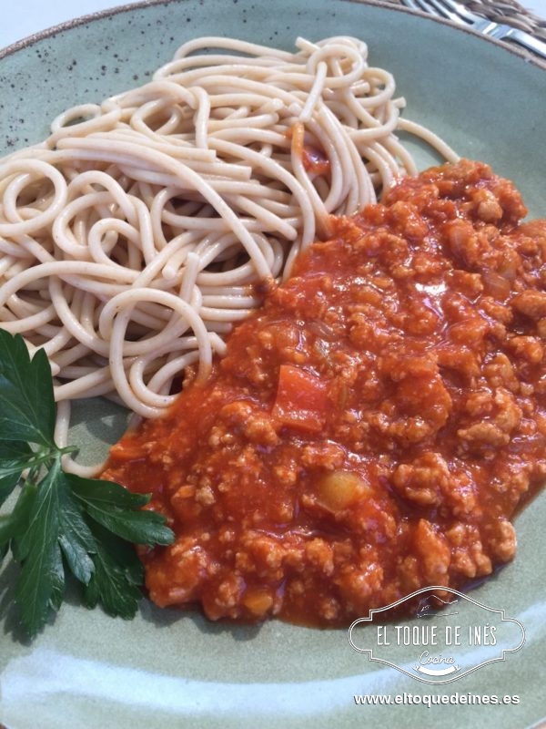 Ya solo sólo queda  escurrir la pasta y acompañarla de la boloñesa de soja.