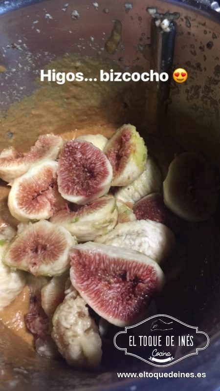 Le echamos una pizca de sal , pelamos los higos, los partimos al medio y los echamos.