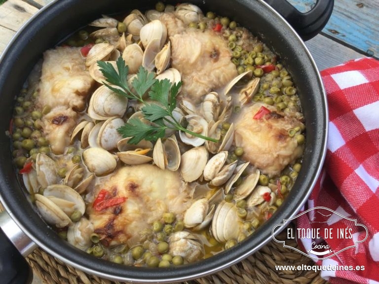 Incorporamos el caldo y el vino, añadimos los guisantes y subimos el fuego para que hierva pronto, una vez comience el hervor bajamos la temperatura a fuego medio, tapamos y dejamos que se haga unos 5 minutos.