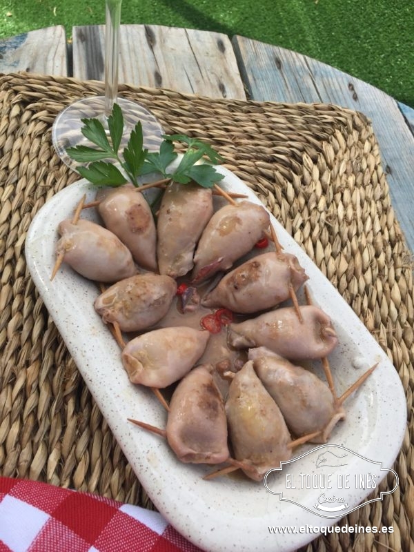 Le añadimos la salsa a la olla de los chipirones  y ponemos a fuego medio- bajo para que se hagan lentamente, yo los tuve casi una hora.