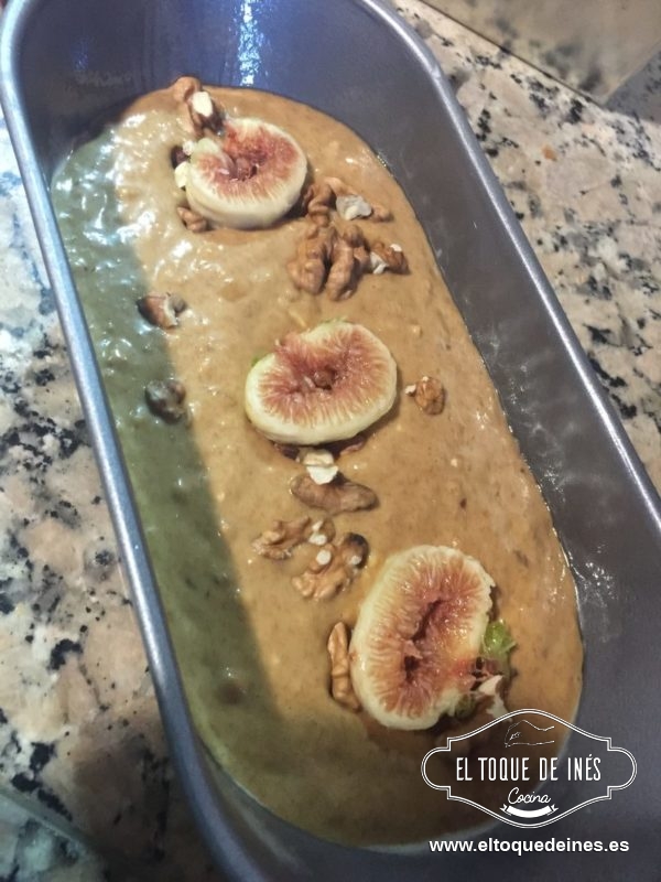 Forramos un molde alargado o lo engrasamos, echando la mezcla, adornamos con los higos y nueces reservadas y metemos en el horno (previamente caliente) durante unos 50-55 min a 180º con calor arriba y abajo.