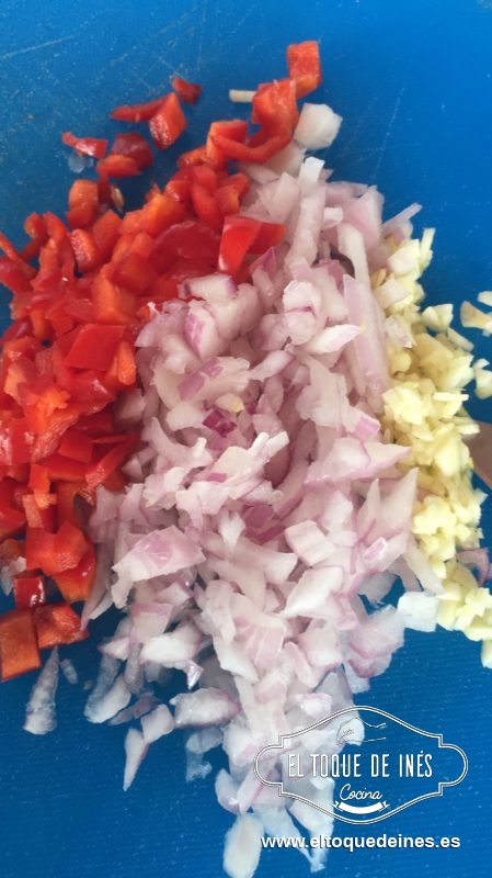Picamos la cebolla, el ajo y el pimiento, bien picadito.