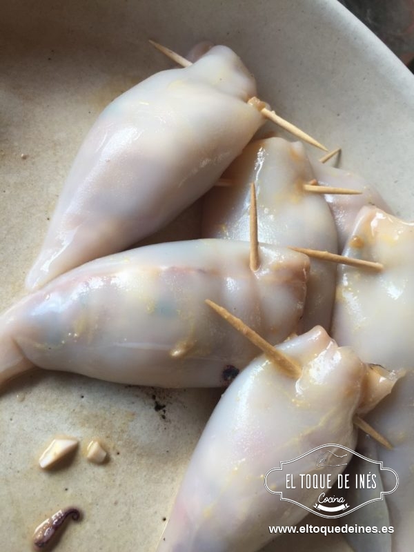 Rellenamos los cuerpos de los chipirones y les colocamos un palillo para que no nos salga el relleno.