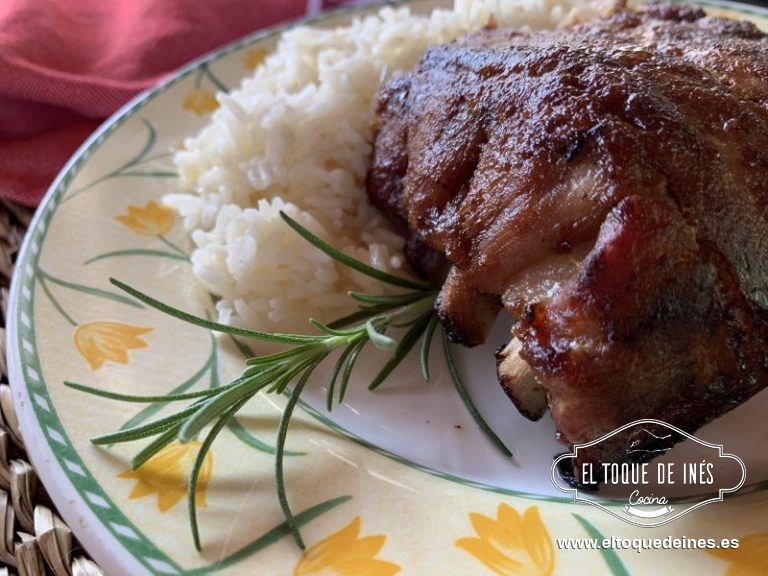 Hacemos mientras un arroz blanco, unas patatas fritas, cocidas o puré de patata para acompañar.