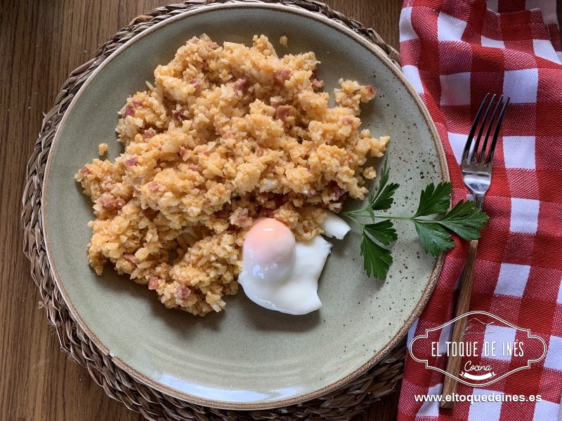 Migas de coliflor con jamón y huevo escalfado - El Toque de Inés