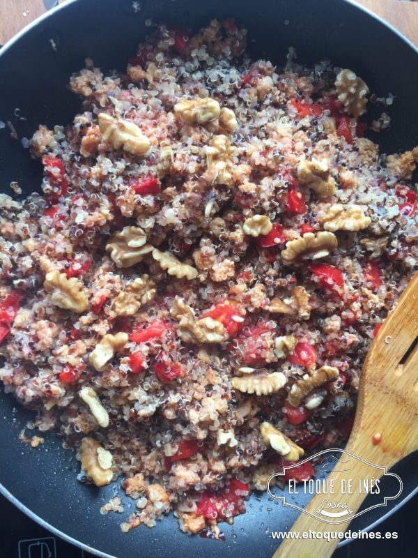 Apagamos el fuego y echamos las nueces, yo no las parto mucho para que se noten bien luego al comer.