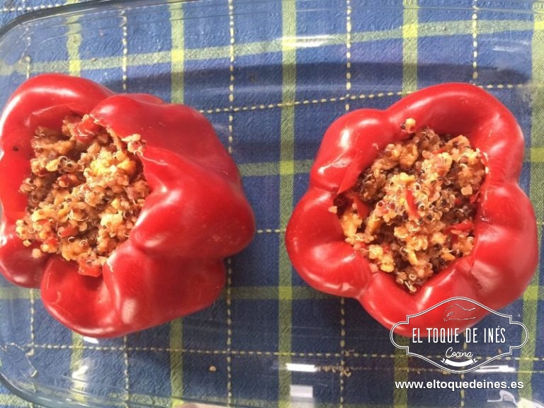 Rellenamos los pimientos con la mezcla.
