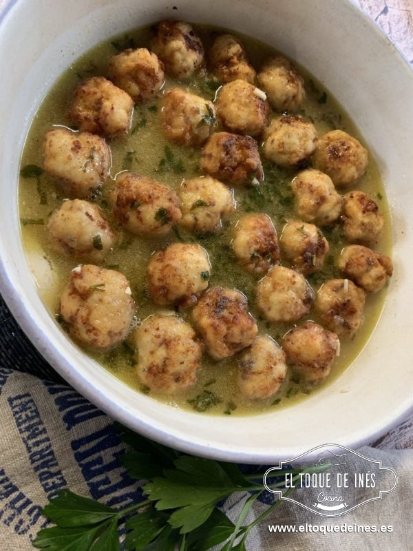 Sobre unos 10-15 minutos después añadimos las albóndigas para que cojan el sabor de la salsa, por unos 10 minutos.