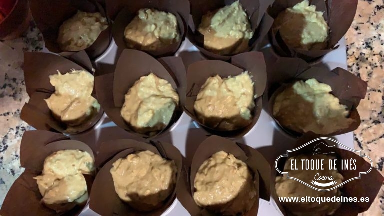 Rellenamos las cápsulas de los muffins hasta algo más de la mitad.