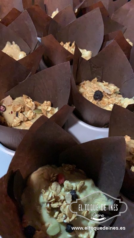 Le ponemos por encima un poco de granola, cruesli o frutos secos picaditos.