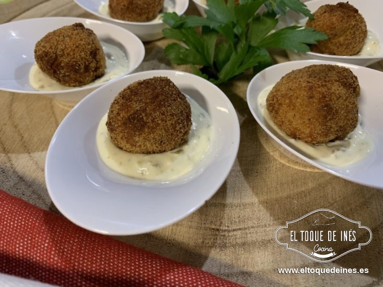Las freímos en abundante aceite, retiramos y colocamos sobre papel absorvente para que quede sin aceite en exceso.