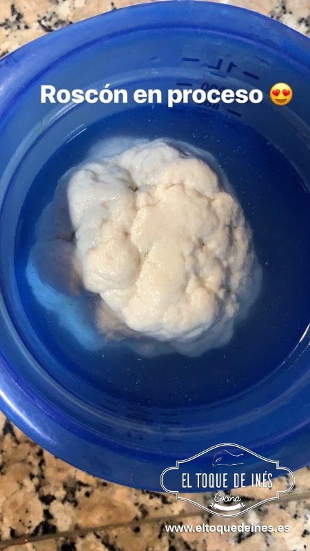 Lo primero que hacemos es preparar el prefermento, introducimos los ingredientes en el Thermomix y programamos 20 seg/vel 4.
Sacamos y formamos una bola que metemos en un bol cubierta de agua templada y esperamos a que flote que es más o menos 15 minutos.