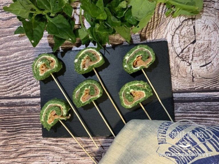 Rollo de espinacas con salmón
