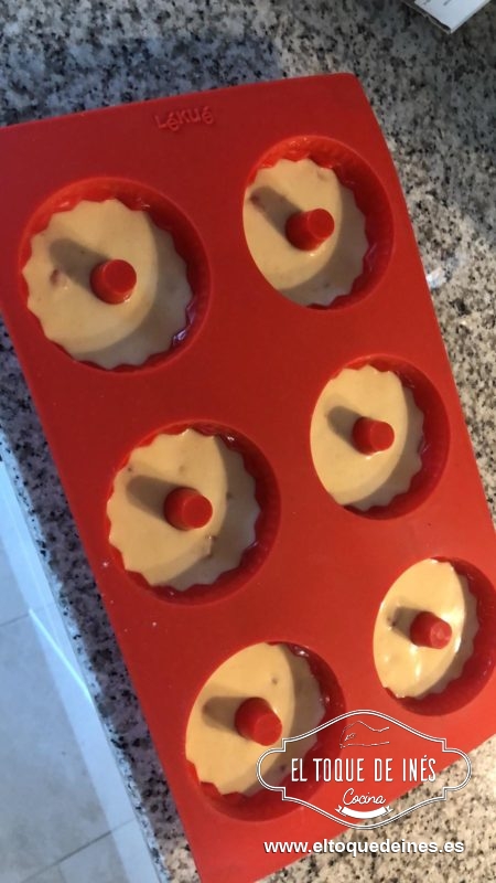 Rellenamos los moldes hasta 1/3 (Rut usó el molde de mini savarín de Lékué ).