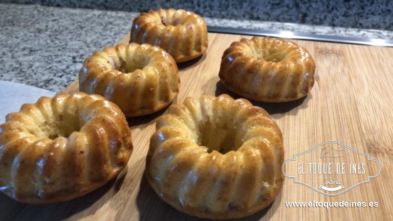 Comprobamos con un palillo antes de quitarlos del horno para ver que estén bien hechos.