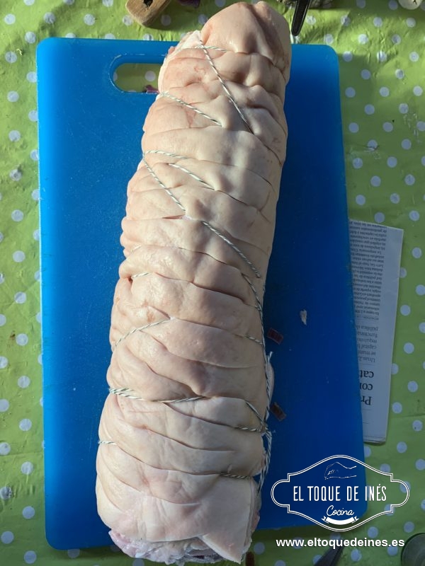 Cerramos formando un rollo y atamos con hilo para que no se nos suelte nada.