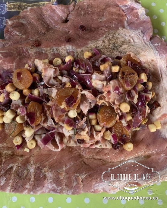 Echamos toda esta mezcla sobre la carne, extendiendo bien dejando los extremos libres de relleno.