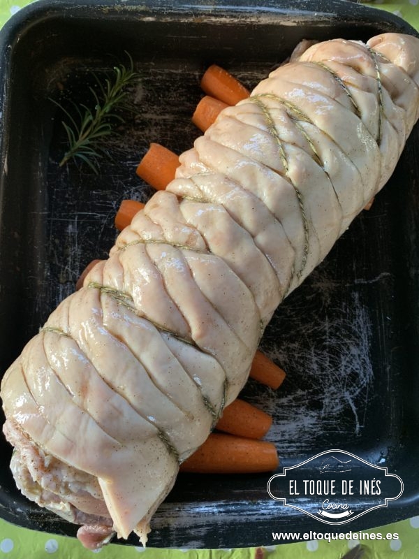 Colocamos la porchetta encima , salpimentamos y vertemos como 1/2 vaso de agua.