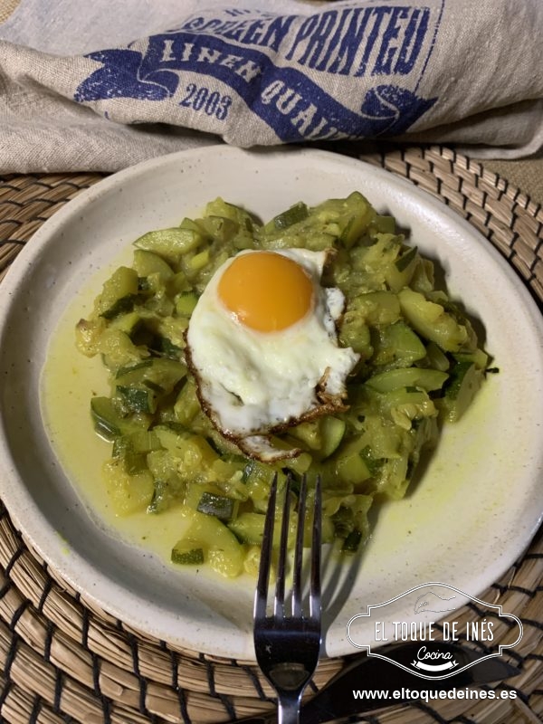 Cuando veamos que va estando el calabacín hacemos los huevos a la plancha, sin aceite o si queréis escalfados o cocidos.