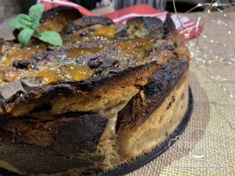 En la superficie volvemos a colocar un par de cucharadas de mermelada de naranja  y si queréis un poquitín de chocolate también.
Horneamos unos 30 minutos a 180º con calor arriba y abajo.