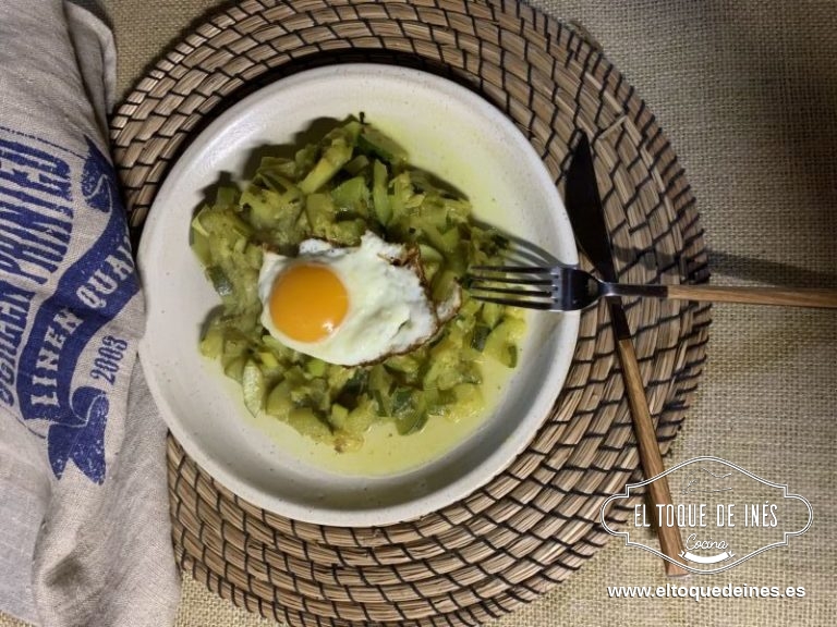 Calabacín al curry con huevo