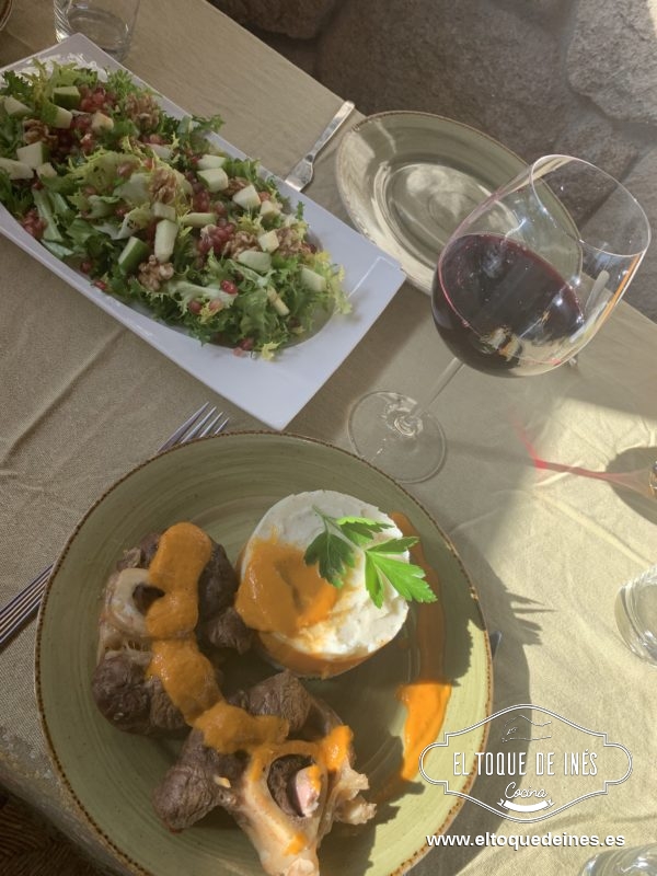 Emplatamos el puré acompañado de la carne y regado con un poco de saliste.